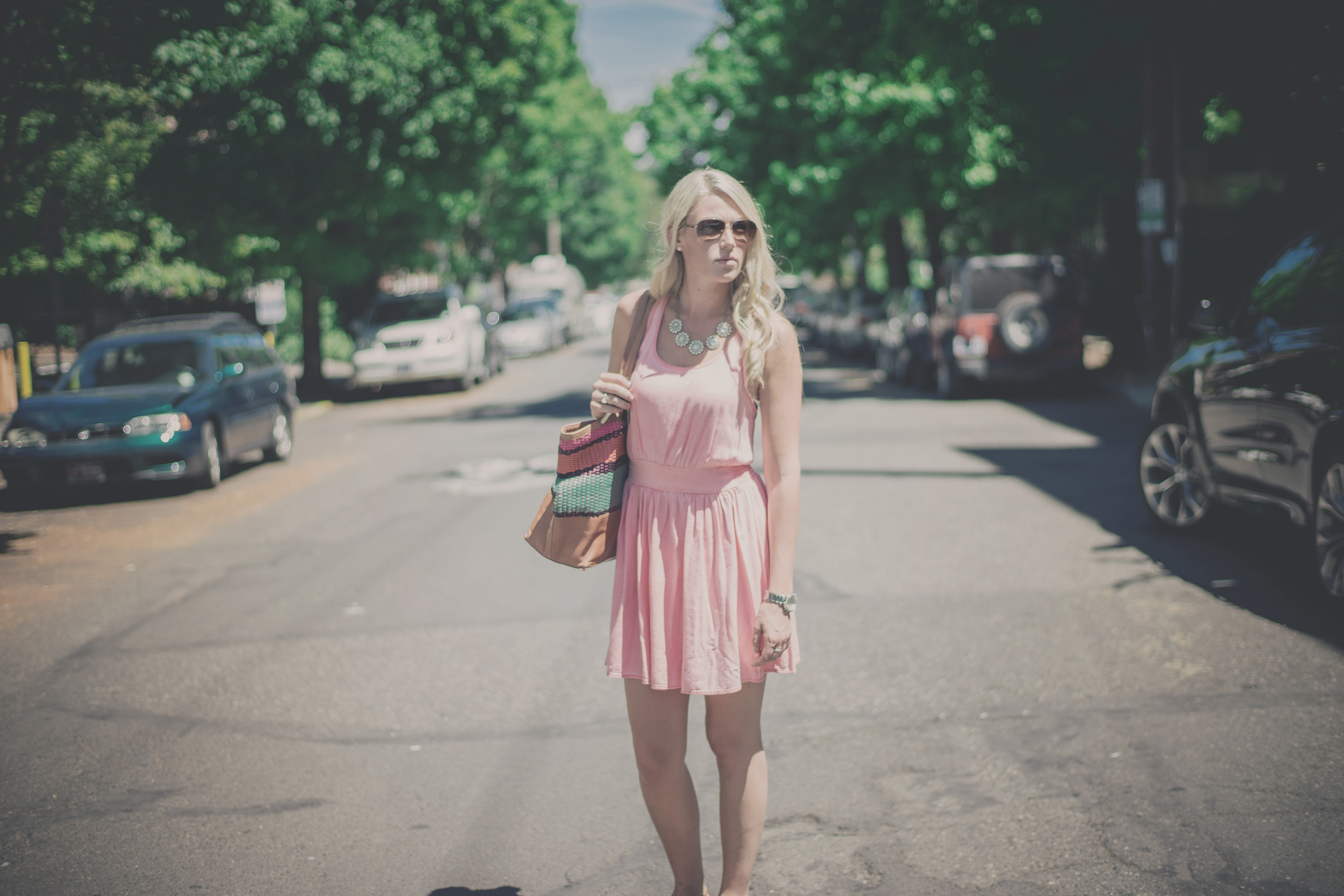 Блондинка в розовом платье. Блондинка.